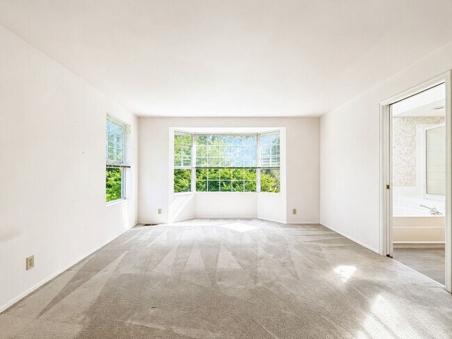 Building Photo - 2009 Mill Pointe Dr SE
