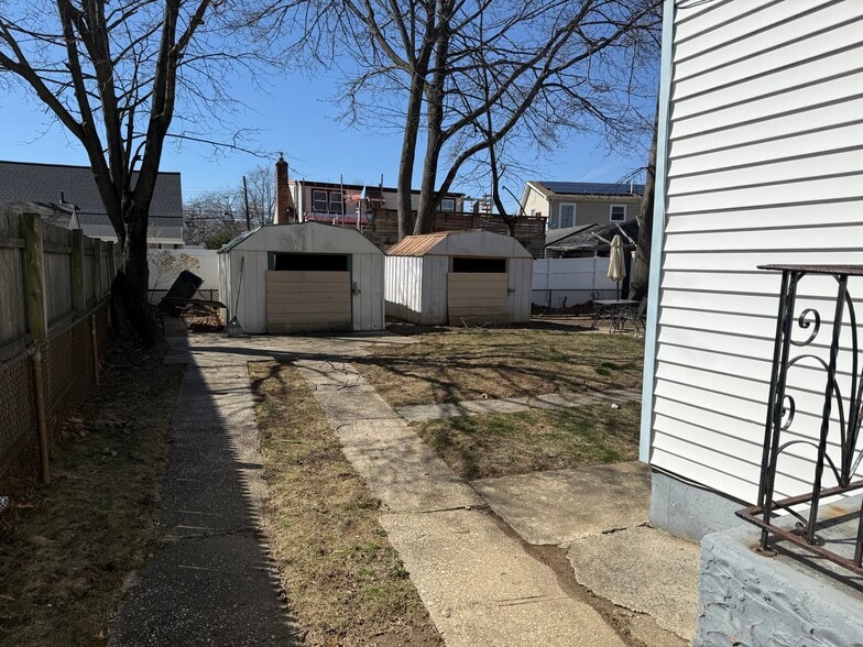 Building Photo - 976 Jerusalem Ave