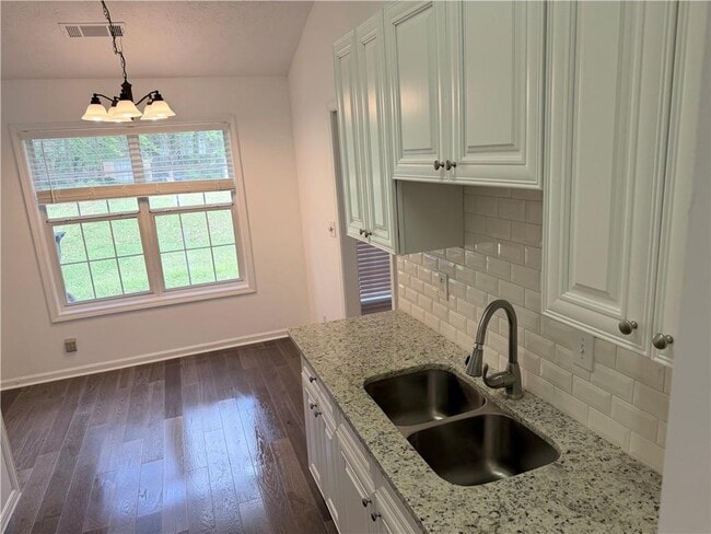 Building Photo - 678 Arbour Way