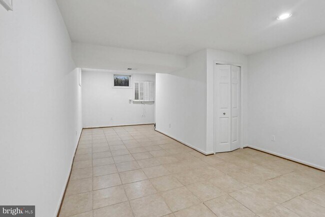 Building Photo - 903 Ridge Dr