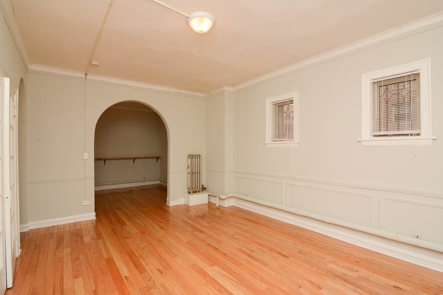 Building Photo - 519 W Surf