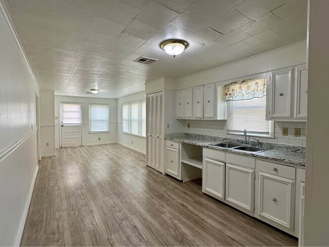 Building Photo - 648 Ave H