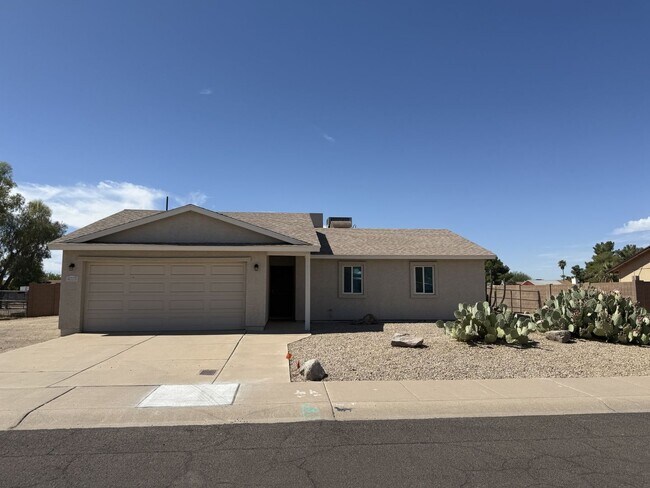 Building Photo - Horse Property 3 bedroom, 2 Bath