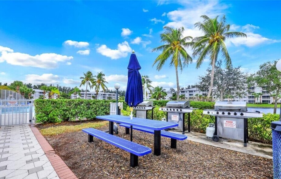 Building Photo - 16635 Lake Circle Dr