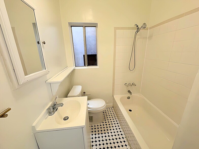 Building Photo - 849 N Vendome St