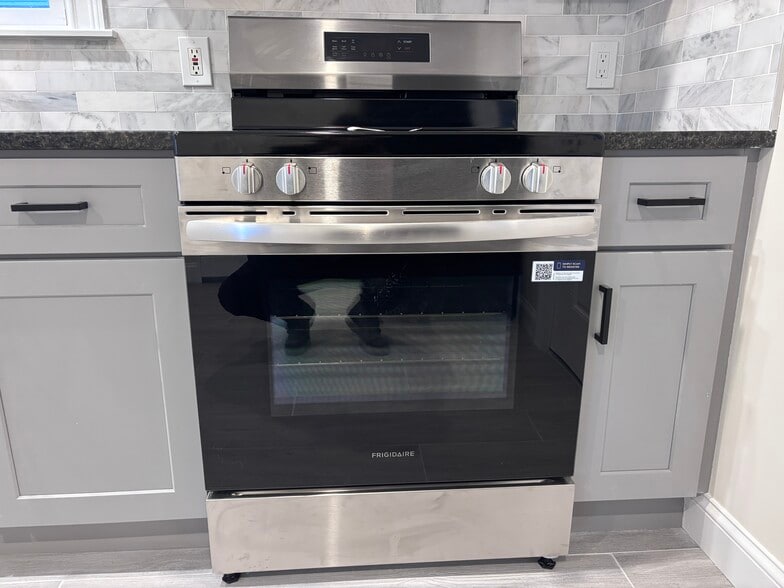 Building Photo - 101 Ponus Ave