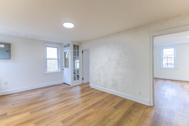 Building Photo - Fully Renovated 3-Bedroom Apartment – Seco...