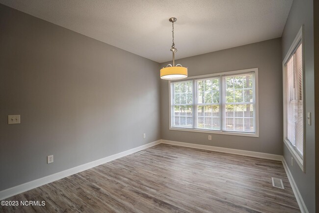 Building Photo - 10 Red Cedar Ln