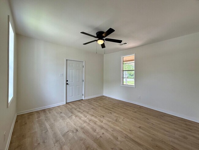 Building Photo - Fully Remodeled 3 Bedroom/1 Bathroom Home ...