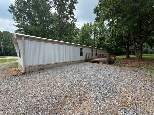 Building Photo - Semi-Country Living