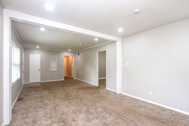 Building Photo - Fantastic 3bd/2ba home! Coming soon!