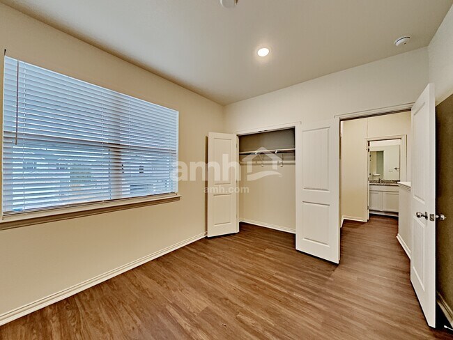 Building Photo - 2737 Lillybrook Ln