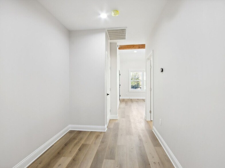 Building Photo - 1904 Calumet St