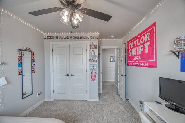 Building Photo - Spacious 5-Bedroom Home with 3 Full Baths ...