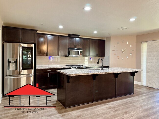 Building Photo - AVAILABLE NOW!!