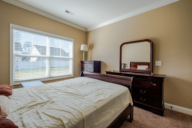 Building Photo - 5773 Highland Grove Dr