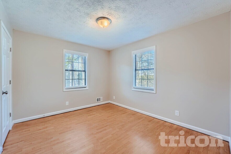 Building Photo - 438 Russell Rd