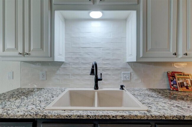 Building Photo - 3616 Burlington Dr