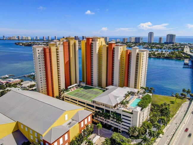 Building Photo - 2640 Lake Shore Dr