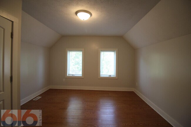 Building Photo - 858 Dayton St SW