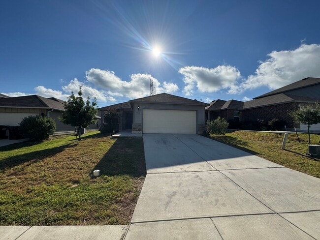 Building Photo - CUTE ONE STORY HOME FEATURING 3 BEDROOMS /...