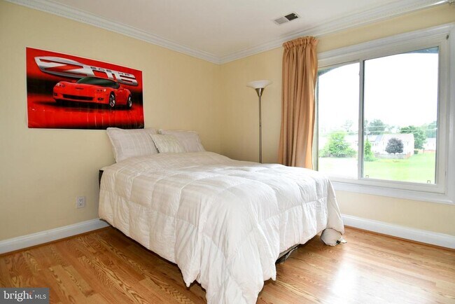 Building Photo - 9401 Hickory View Pl