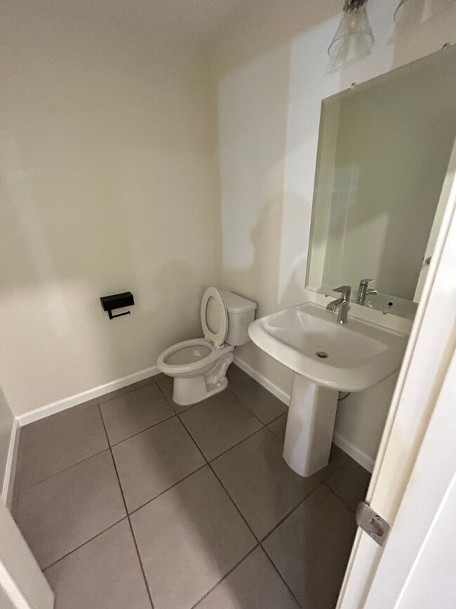 Building Photo - Spacious 5 Bedroom 4 Bathroom in Tulare!!