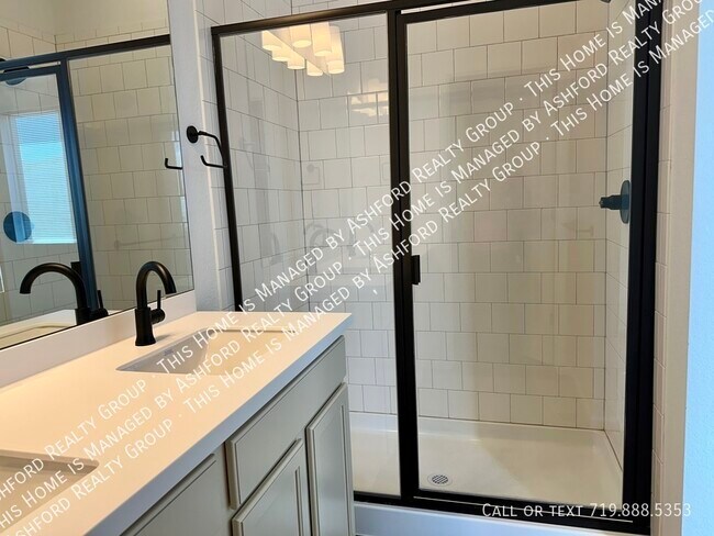 Building Photo - 4926 Deviation Pt
