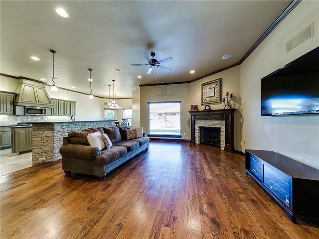 Building Photo - 12621 Lexington Dr