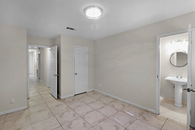 Building Photo - 5554 Beechnut St