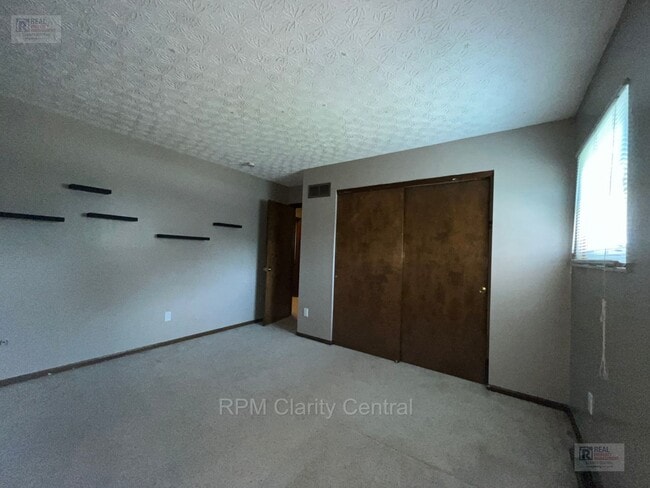 Building Photo - Updated Gahanna Home with Finished Basement & Fenced Yard
