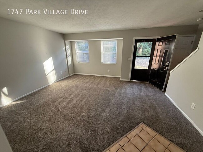 Building Photo - 2 Bedroom 2.5 Bath Townhome