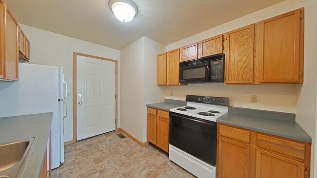 Building Photo - Gorgeous 2 Bedroom 1 Bathroom Townhouse St...