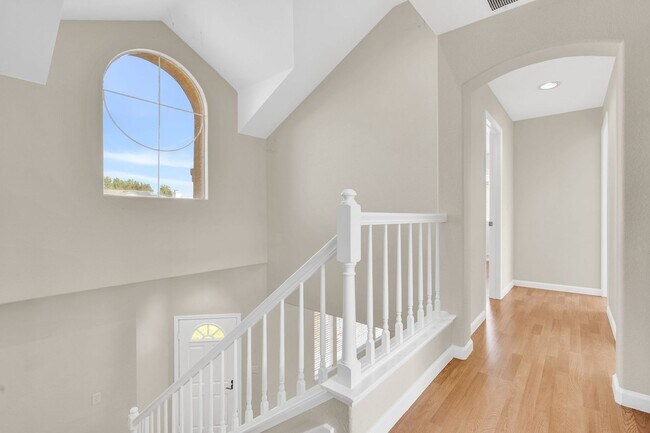 Building Photo - 880 Woodsong Ln