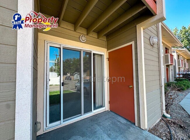 Building Photo - 870 W Belmont Cir
