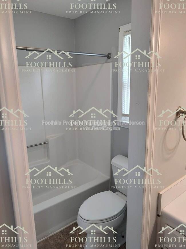 Building Photo - 213 Lake Forest Cir