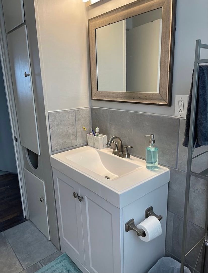 Bathroom - 1148 Beech St