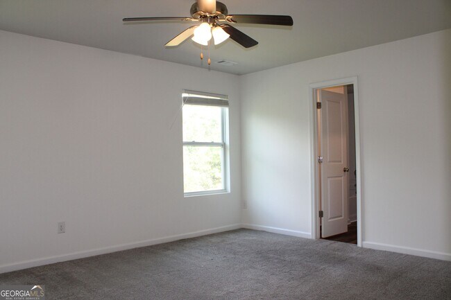 Building Photo - 9220 Golfview Cir
