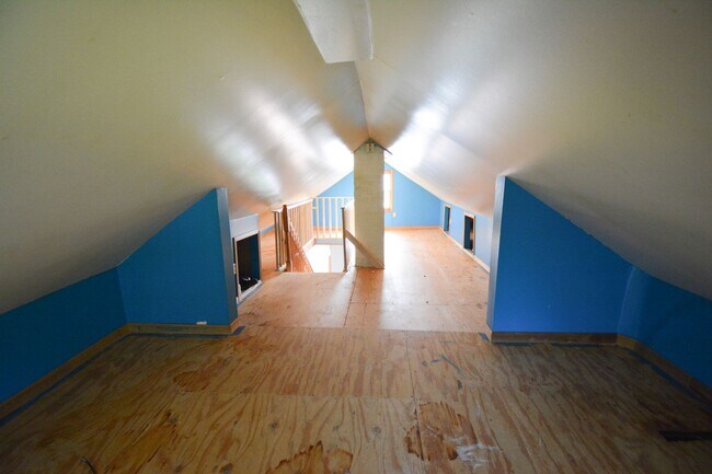 Building Photo - 1 Bed, 1 Bath Home for Rent – Near Mayo Cl...