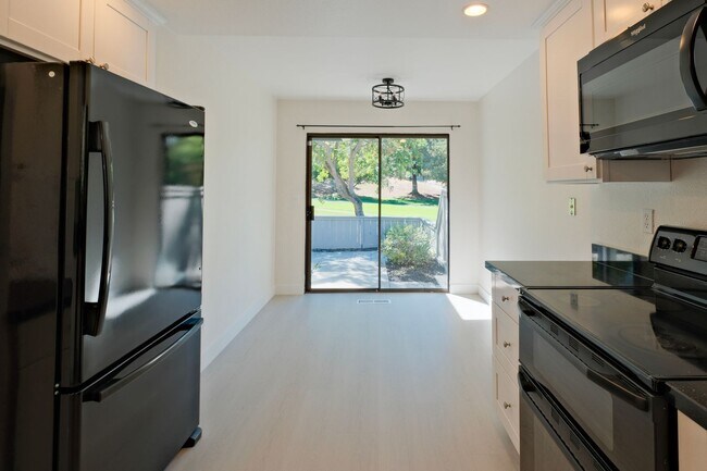 Building Photo - Spacious 3 Bedroom 2 Bath townhome for ren...