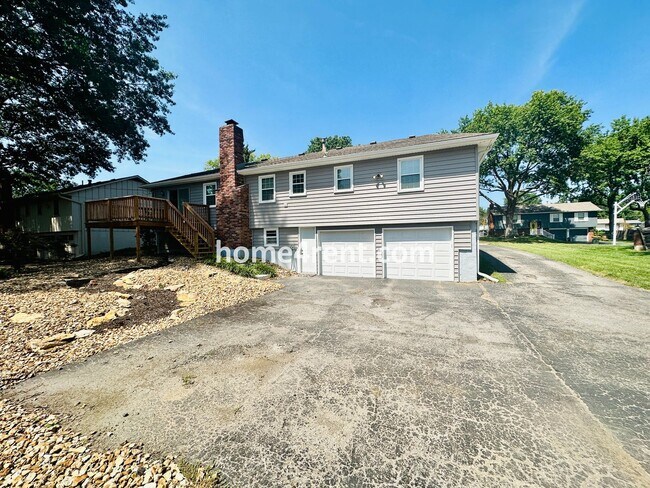 Building Photo - Cozy Ranch Home in Shawnee w/ Plenty of Natural Light, Wood Floors Throughout and an Updated Kitc...