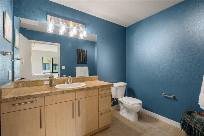 Building Photo - Top Floor 2 Bedroom Flat for Rent at Plant...