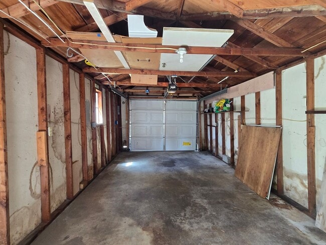 Building Photo - Lovely 2 Bedroom (with 1 bonus room), 2 ba...