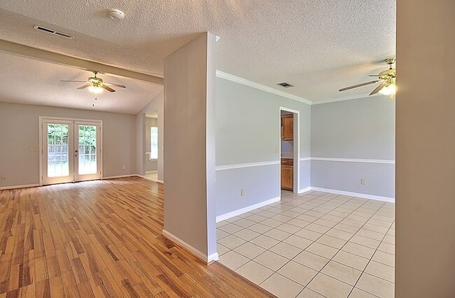 Building Photo - 210 Easy St