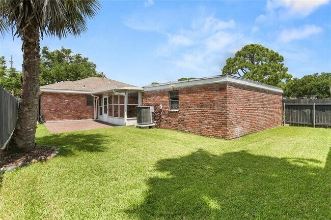 Building Photo - 6151 Charlotte Dr