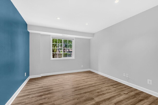 Building Photo - Large, Luxurious 2 Bedroom 2 Bath at Parks...