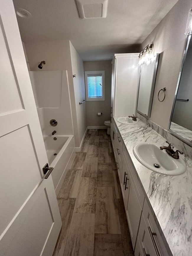 Building Photo - Rare 5-bedroom House with 1 Car Garage in ...