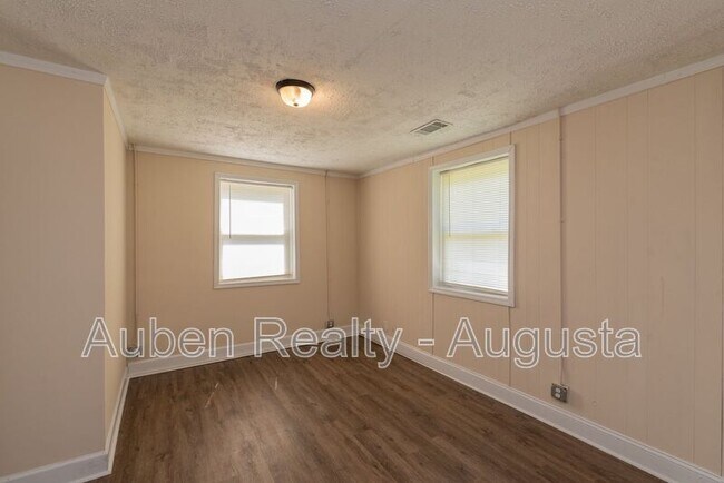 Building Photo - 2202 Roosevelt Dr