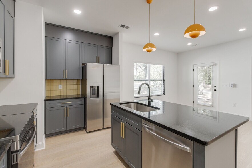 Building Photo - 133 Harden St