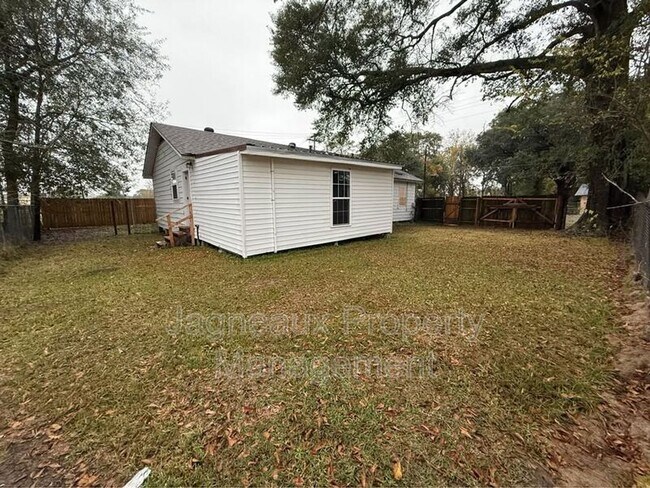 Building Photo - 227 E Peach St